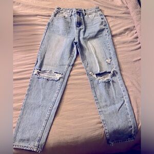 High rise mom jeans • size US 4• Brand new worn once for pictures inside.